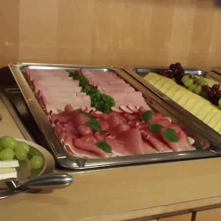 Hotel Bettina Garni 3*